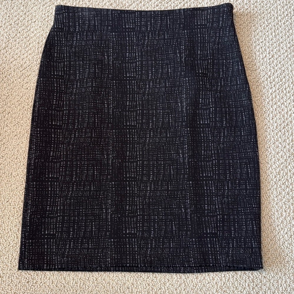 Straight pencil skirt in subtle abstract print & side zip. Excellent condition.